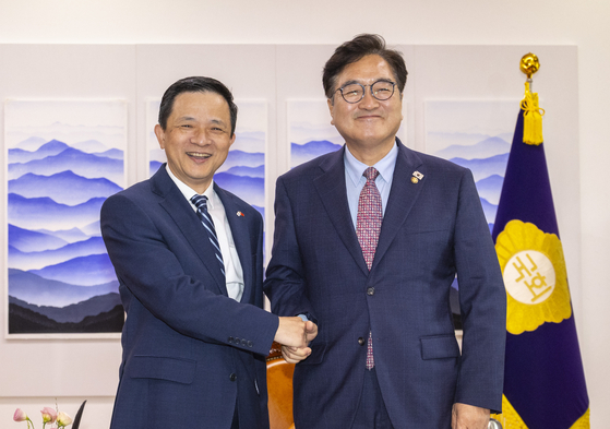 Korean National Assembly Speaker Woo Won-shik, right, and Chinese Ambassador to Korea Dai Bing, left, shake hands during their meeting at the parliamentary building in Seoul on Aug. 20. [YONHAP]