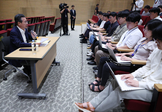 Kim Yong-beom, director of national policy, is holding a press briefing on Aug. 20, at Yongsan Presidential Office, at central Seoul. [JOINT PRESS CORPS] 