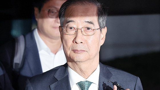 Former Prime Minister Han Duck-soo leaves the special counsel’s office at the Seoul High Prosecutors’ Office in Seocho District, southern Seoul, on July 2 after being questioned on the Dec. 3 martial law imposition. [NEWS1]