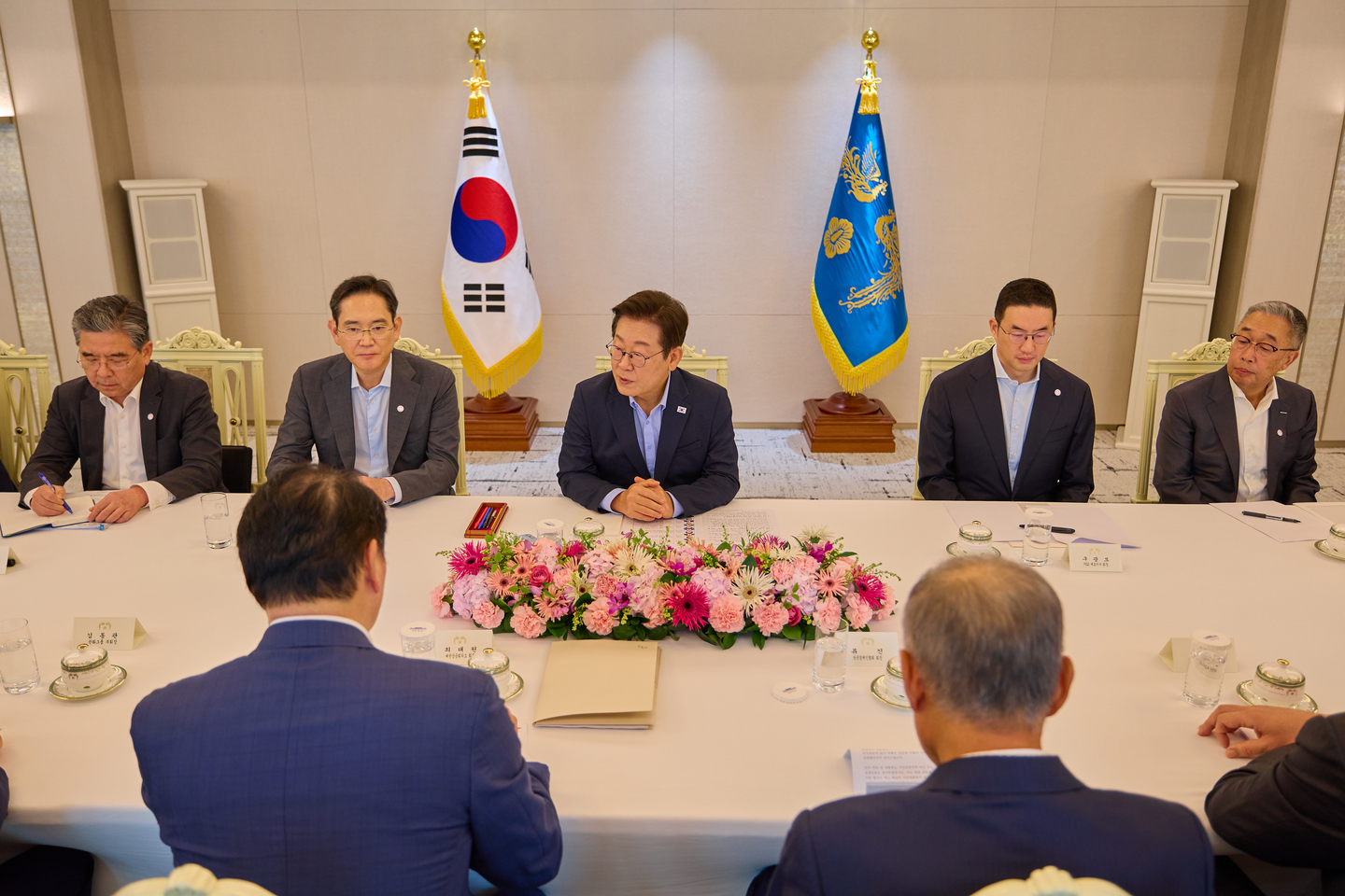 President Lee Jae Myung meets with business leaders ahead of his trip to the United States and Japan at the presidential office in Yongsan District, central Seoul, on Aug. 19. From right are Park Gee-won, Doosan Group Vice Chairman and Doosan Enerbility Chairman; LG Group Chairman Koo Kwang-mo; President Lee Jae Myung; Samsung Electronics Executive Chairman Lee Jae-yong; and Hyundai Motor Group Vice Chairman Chang Jae-hoon. [YONHAP]