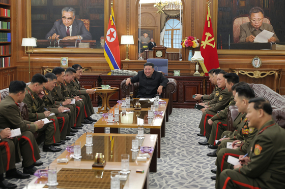 North Korean leader Kim Jong-un met with commanders of the country’s military unit recently returned from deployment in Russia, the state-run Rodong Sinmun reported on Aug. 21. [NEWS1] 