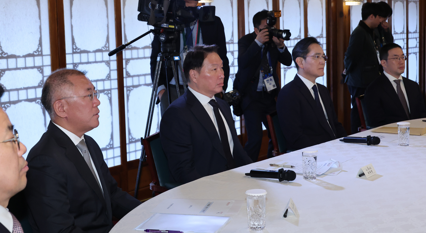 Then-acting President and Prime Minister Han Duck-soo presides over a meeting of the Economic Security Strategy Task Force at the prime minister’s residence in Samcheong-dong, central Seoul, on April 1. From left, Hyundai Motor Group Executive Chair Euisun Chung, SK Group Chairman Chey Tae-won, Samsung Electronics Executive Chairman Lee Jae-yong and LG Group Chairman Koo Kwang-mo listen to remarks. [YONHAP]