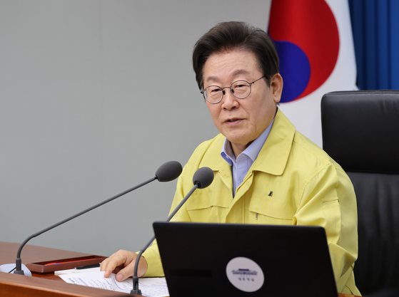 President Lee Jae Myung speaks at a senior aides' meeting at the presidential office in Yongsan District, central Seoul, on Aug. 21. [PRESIDENTIAL OFFICE]