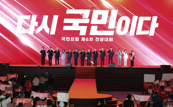 Candidates running for chair and Supreme Council positions in the People Power Party pose for a group photo during the party’s 6th national convention at Cheongju, North Chungcheong, on Aug. 22. [JUN MIN-KYU]