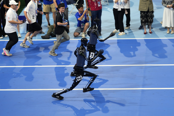 Robots compete at the World Humanoid Robot Games in Beijing on Aug. 17. [AP/YONHAP]