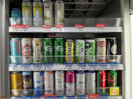 Craft beers, including Ark Korea Craft Brewery's Jeju Baekrokdam and Seongsan Ilchulbong beer, are lined up at a convenience store. [BAE JUNG-WON]