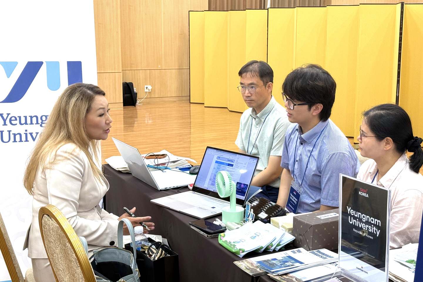 Representatives from Yeungnam University engage in conversation at the Stuvisor Agency Workshop on Aug. 21 at Sejong University’s AI Center in Gwangjin District, eastern Seoul. [YOON SEUNG-JIN]