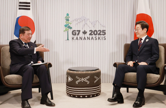 President Lee Jae Myung, right, and Japanese Prime Minister Shigeru Ishiba hold a summit on the sidelines of the Group of 7 (G7) summit in Kananaskis, Cadana on June 18. [JOINT PRESS CORPS]