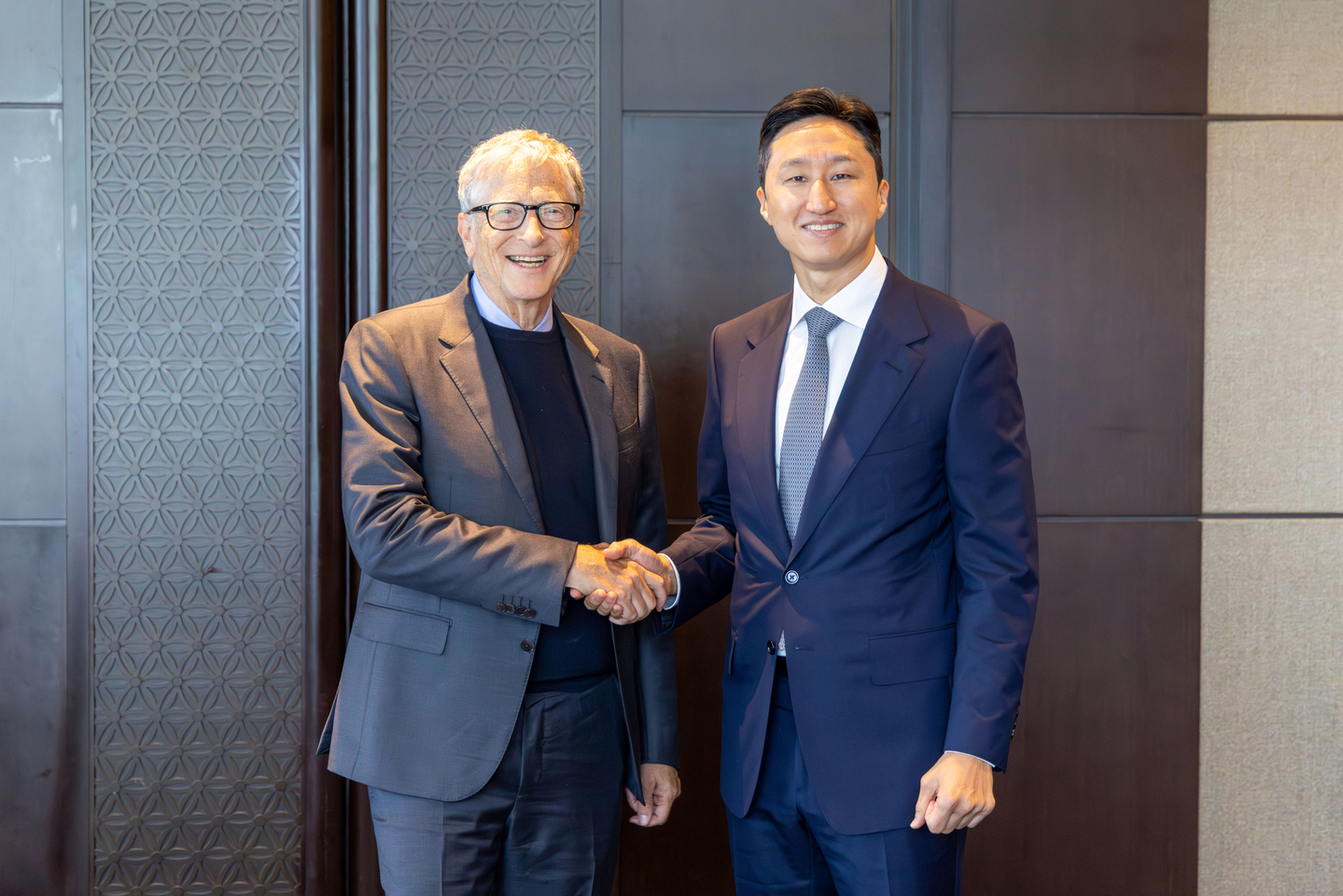 HD Hyundai Executive Vice Chairman Chung Ki-sun, right, meets with Bill Gates, co-chair of the Bill & Melinda Gates Foundation, at Conrad Seoul in Yeouido, western Seoul, on Aug. 22 to discuss cooperation on SMRs. [HD HYUNDAI]