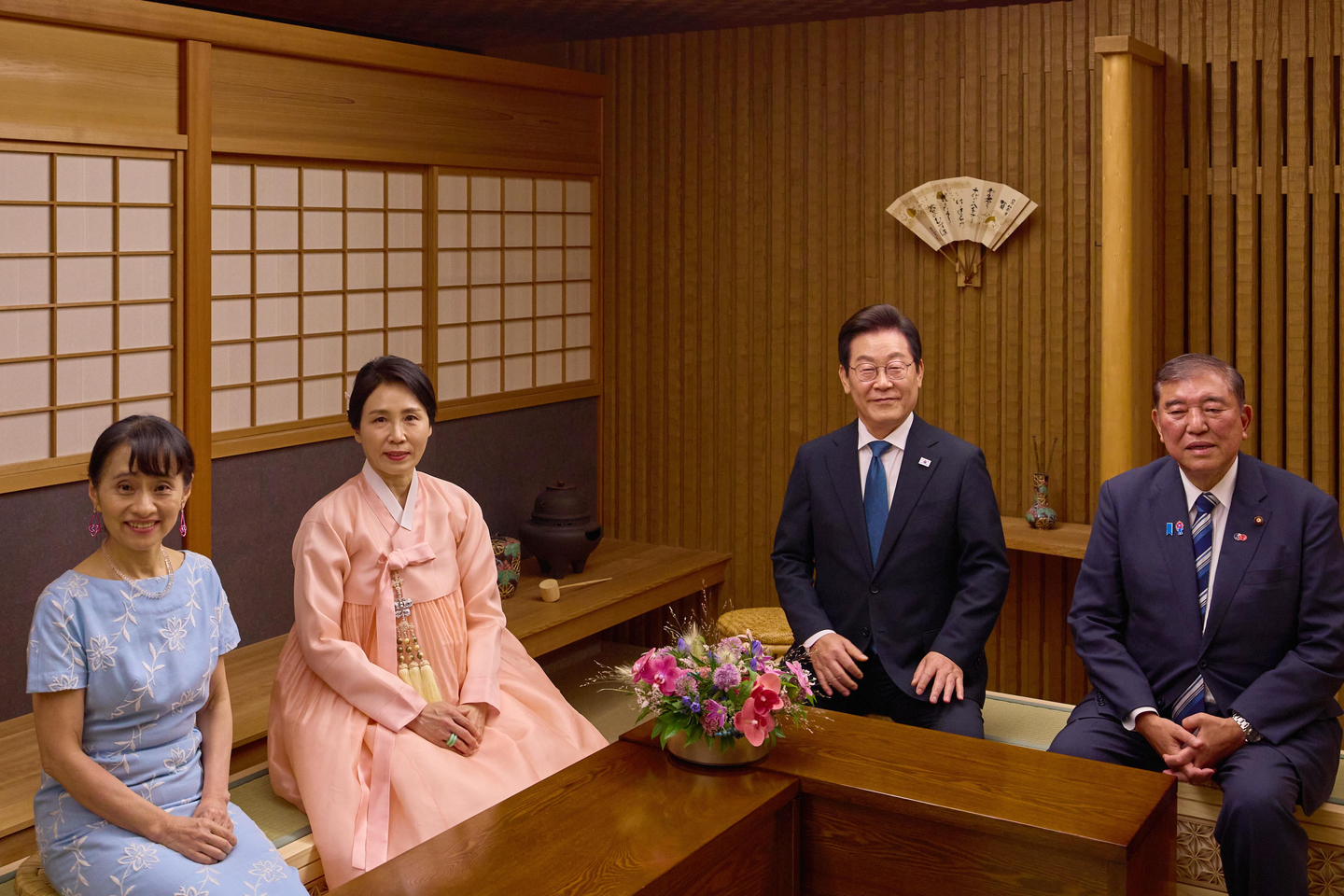 Korean President Lee Jae Myung and first lady Kim Hea Kyung, center right and center left, and Japanese Prime Minister Shigeru Ishiba, right, and first lady Yoshiko Ishiba, left, pose for a commemorative photo during an event promoting friendly ties at the prime minister's official residence in Tokyo, Japan, on Aug. 23. [JOINT PRESS CORPS]