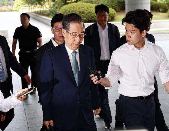 Former Prime Minister Han Duk-soo appears at the special counsel’s office at the Seoul High Prosecutors’ Office in Seocho-dong on Aug. 19 to be questioned regarding his alleged role in the Dec. 3 martial law declaration. [NEWS1] 