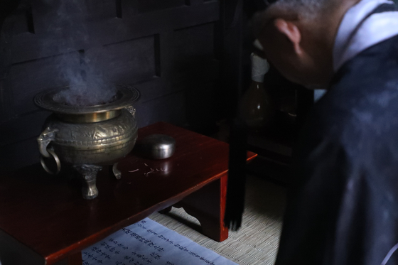 Gangneung Danoje Preservation Committee performs rainmaking ritual in Pyeongchang County, Gangwon, on Saturday as severe drought disrupts water supplies in Gangneung, a coastal city in Gangwon. [YONHAP]