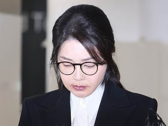 Kim Keon Hee, wife of former President Yoon Suk Yeol, leaves the office of the special counsel team led by Min Joong-ki at the KT Gwanghwamun Building in Jongno District, central Seoul, on Aug. 6 after being questioned. [NEWS1]