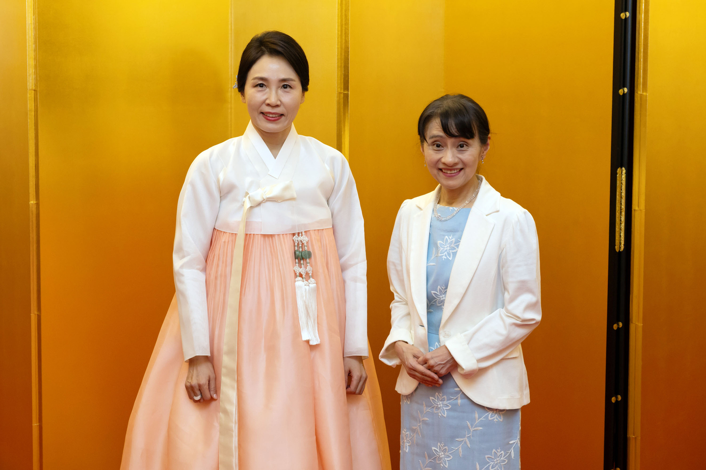 First lady Kim Hea Kyung, left, and Japanese first lady Yoshiko Ishiba pose for a commemorative photo at a cultural exchange event at the prime minister’s official residence in Tokyo on Aug. 23. Kim wears a white-tassel norigae with her hanbok (traditional Korean dress). [JOINT PRESS CORPS]