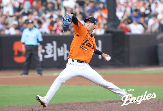 Hanwha starter Hwang Jun-seo throws six scoreless innings against SSG in Daejeon on Aug. 23. [HANWHA EAGLES] 