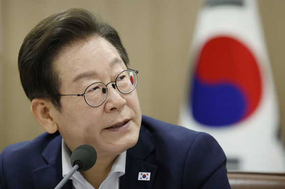 President Lee Jae Myung speaks at the first full session of the Presidential Advisory Council on Science & Technology at the presidential office in Yongsan, central Seoul, on Aug. 22. [JOINT PRESS CORPS]