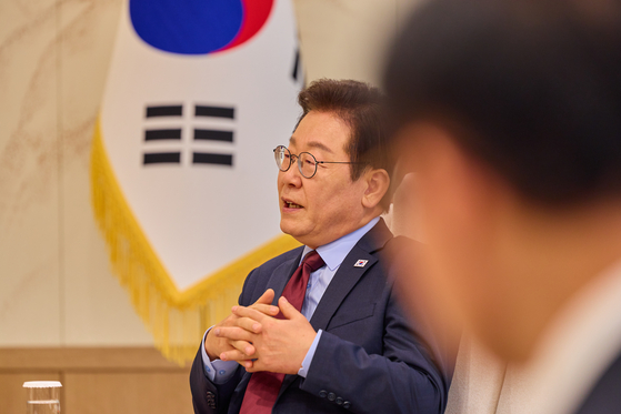 President Lee Jae Myung speaks during an interview with Japan's Yomiuri Shimbun at his office on Aug. 19. [NEWS1]