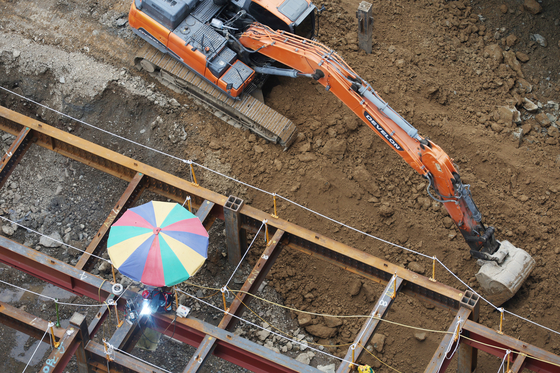 A construction worker works under a sunshade at a site in Daegu on Aug. 5. [YONHAP]