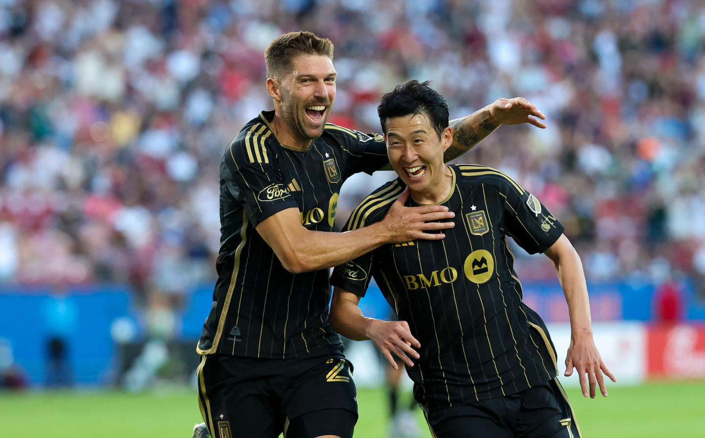 Los Angeles FC forward Son Heung-Min, right, celebrates with Los Angeles FC midfielder Ryan Hollingshead after scoring a goal on a free kick during the first half against FC Dallas at Toyota Stadium on Aug 23, Frisco, Texas. [REUTERS/YONHAP]