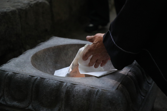Gangneung Danoje Preservation Committee performs rainmaking ritual in Pyeongchang County, Gangwon, on Saturday as severe drought disrupts water supplies in Gangneung, a coastal city in Gangwon. [YONHAP]