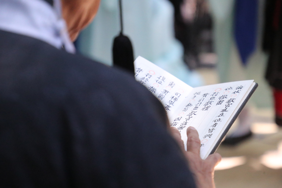 Gangneung Danoje Preservation Committee performs rainmaking ritual in Pyeongchang County, Gangwon, on Saturday as severe drought disrupts water supplies in Gangneung, a coastal city in Gangwon. The ritual includes reading out a prayer for rainfall. [YONHAP]