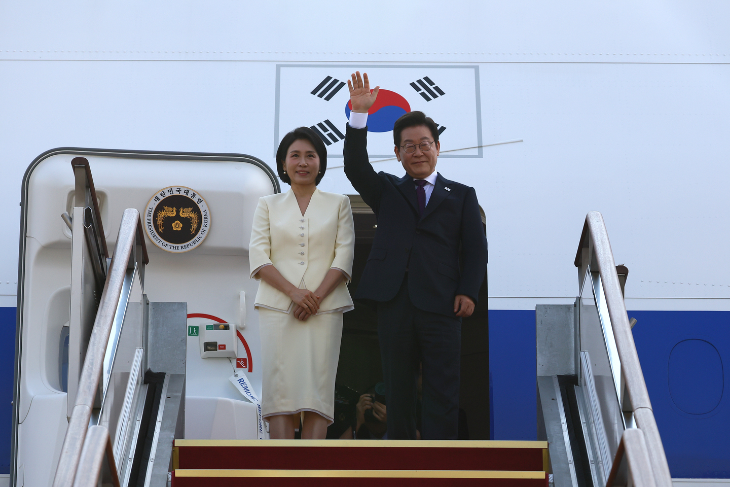 President Lee Jae Myung, right, and first lady Kim Hea Kyung depart from Seoul Air Base in Seongnam, Gyeonggi, on Aug. 23 for a six-day trip to Japan and the United States. [JOINT PRESS CORPS]