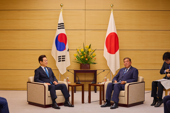 President Lee Jae Myung, left, and Japanese Prime Minister Shigeru Ishiba hold one-on-one talks at a bilateral summit in Tokyo on Aug. 23. [JOINT PRESS CORPS] 
