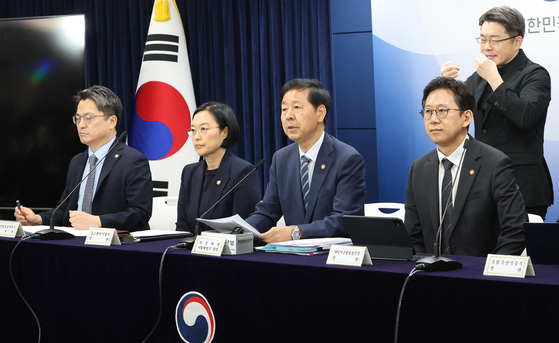 Deputy Prime Minister and Minister of Economy and Finance Koo Yun-cheol announces the 15 leading projects for national AI transformation during a joint briefing with related ministries at the government complex in Jongno District, central Seoul, on Aug. 22. [NEWS1]