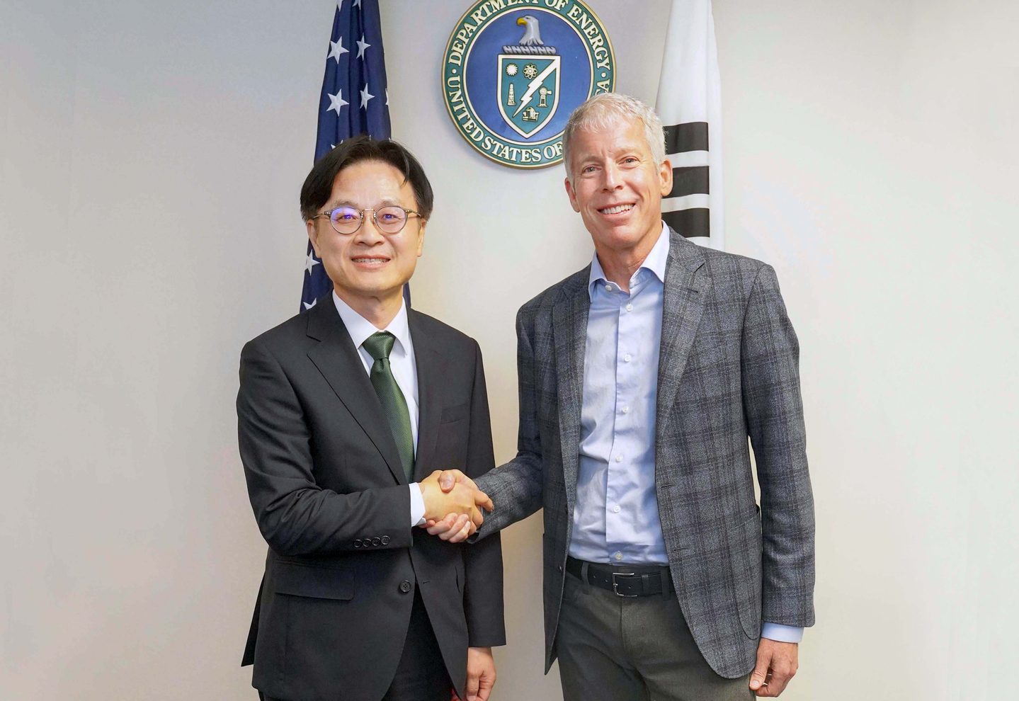 Industry Minister Kim Jung-kwan, left, shakes hands with U.S. Energy Secretary Chris Wright before their meeting in Washington on Aug. 22. [YONHAP]