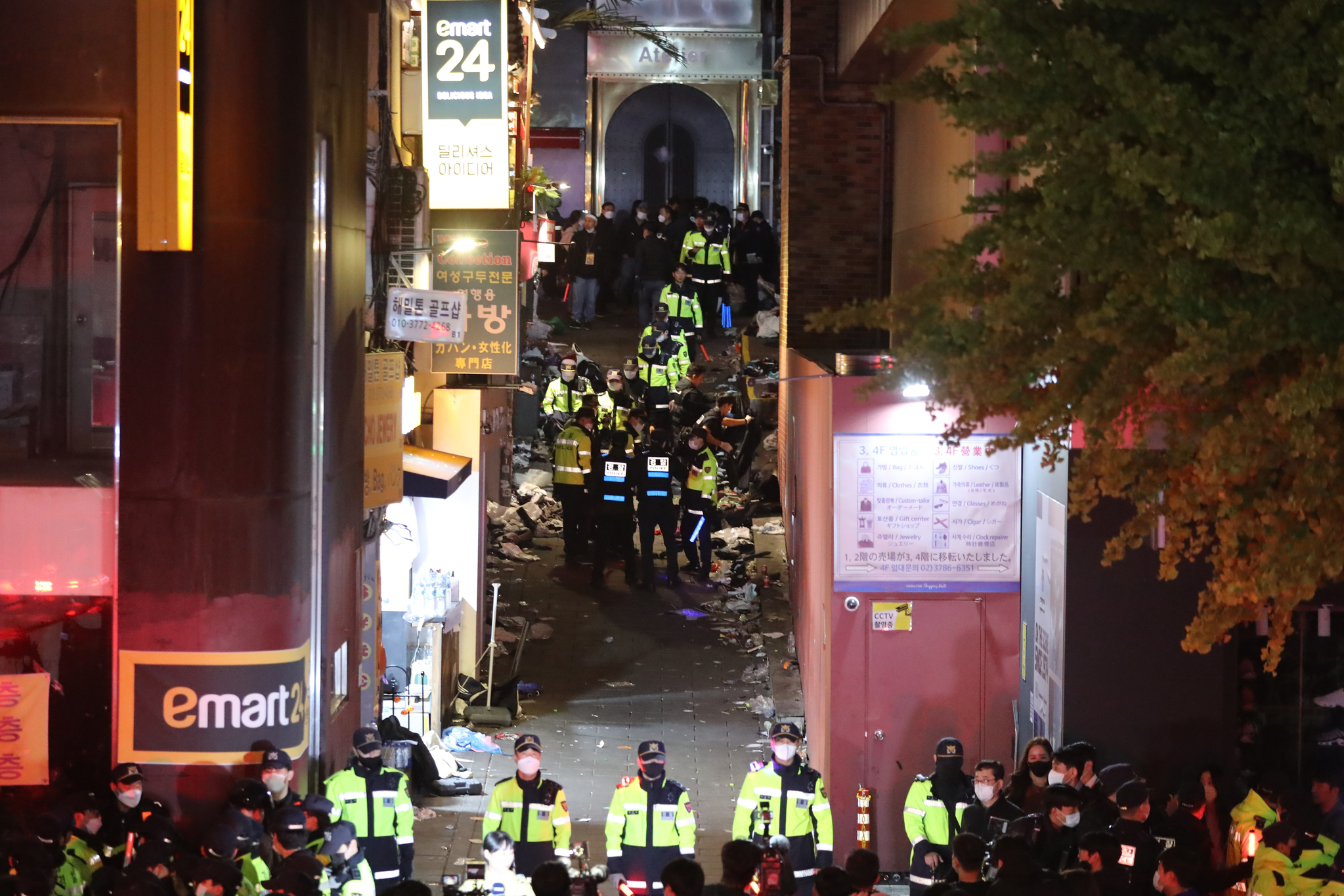 Police and firefighters look over the alleyway next to the Hamilton Hotel, the site of the Itaewon crowd crush that killed more than 150 people in 2022. [NEWS1]