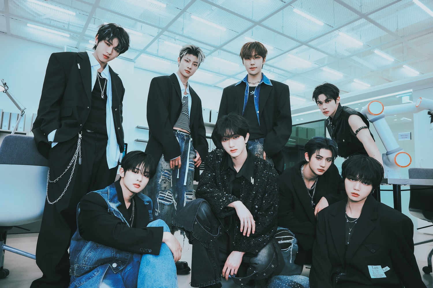 Younite's concept photos for its seventh EP, ″Youni-T″ [BRAND NEW MUSIC]