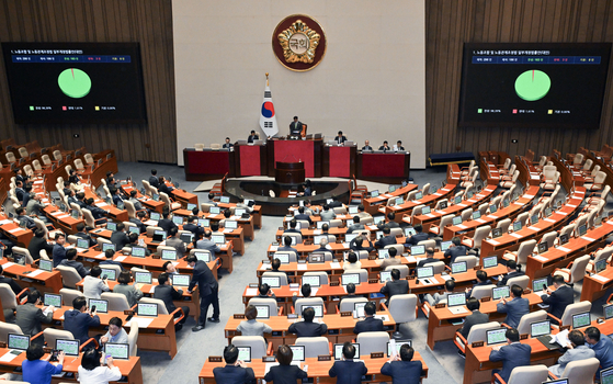 The Yellow Envelope Bill passes in a National Assembly plenary session in western Seoul on Aug. 24. [JOONGANG ILBO]