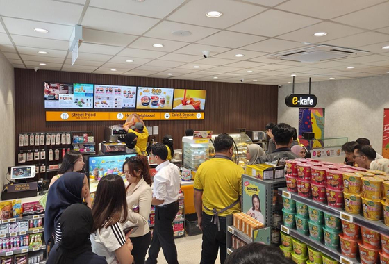 The photo shows Emart24’s 100th store in Malaysia. [YONHAP]