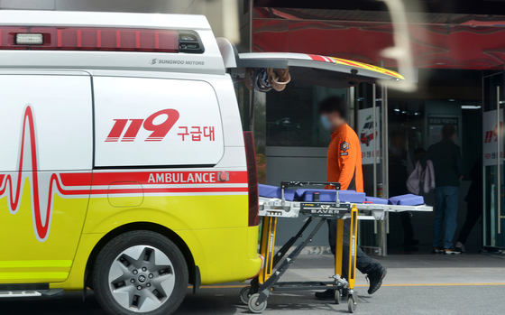 A 119 emergency medical service ambulance is parked outside the emergency room of a university hospital in Daejeon on April 17 in this photo unrelated to the story. [KIM SEONG-TAE] 