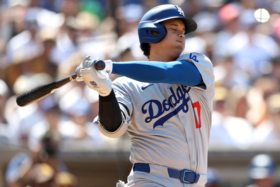 Shohei Ohtani of the Los Angeles Dodgers strikes out during the seventh inning of a game against the San Diego Padres at Petco Park in San Diego on Aug. 24. [AFP/YONHAP]