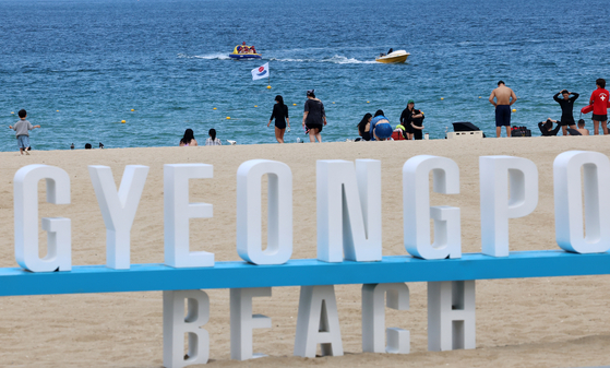 As the heat wave continues, vacationers cool off at Gyeongpo Beach in Gangneung, Gangwon, on Aug. 18. [YONHAP] 