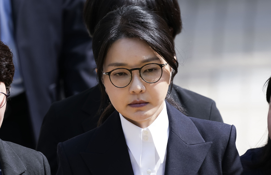 Former first lady Kim Keon Hee walks out of the Seoul Central District Court in Seocho District, southern Seoul, after questioning on Aug. 12. [JOINT PRESS CORPS] 