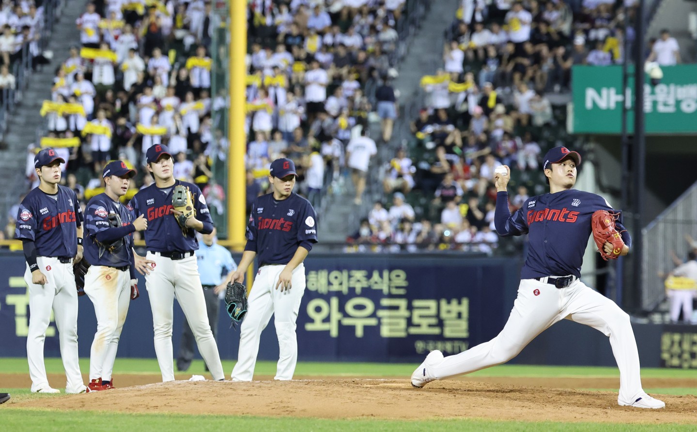 Lotte Giants players are seen during a game against LG Twins at Jamsil Stadium in Seoul on Aug. 21. [YONHAP] 