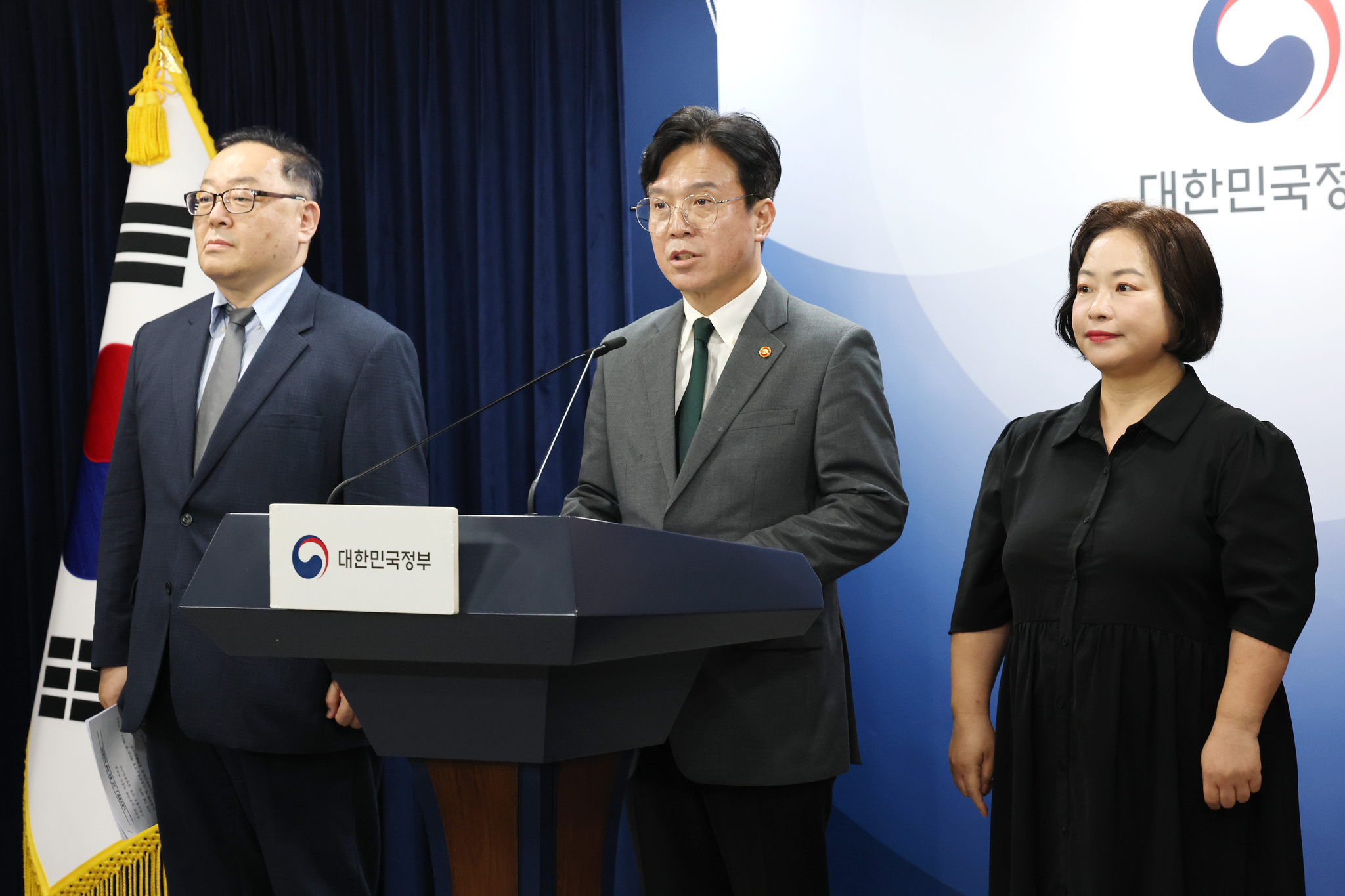 Employment and Labor Minister Kim Young-hoon delivers a briefing on the proposed amendment to the "Yellow Envelope Bill" at the government complex in central Seoul on July 29. [NEWS1] 