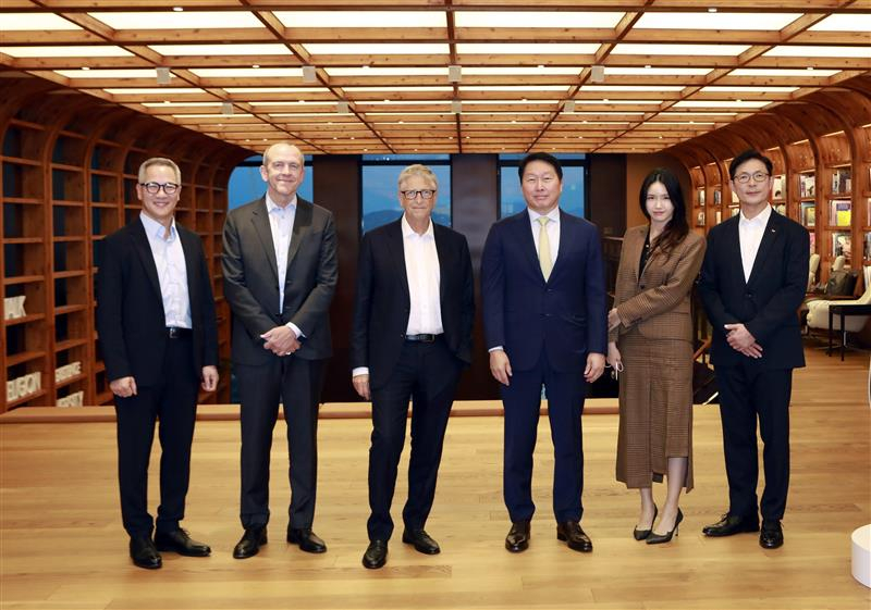 From left, Kim Moo-hwan, head of energy solution business at SK Innovation; Chris Levesque, president and CEO of TerraPower; Bill Gates, chair of TerraPower and the Gates Foundation; Chey Tae-won, chair of SK Group; Chey Yoon-chung, head of business development at SK Biopharm; and Ahn Jae-yong, CEO of SK bioscience pose for a photo at a meeting at Seoul on Aug. 21. [SK GROUP]