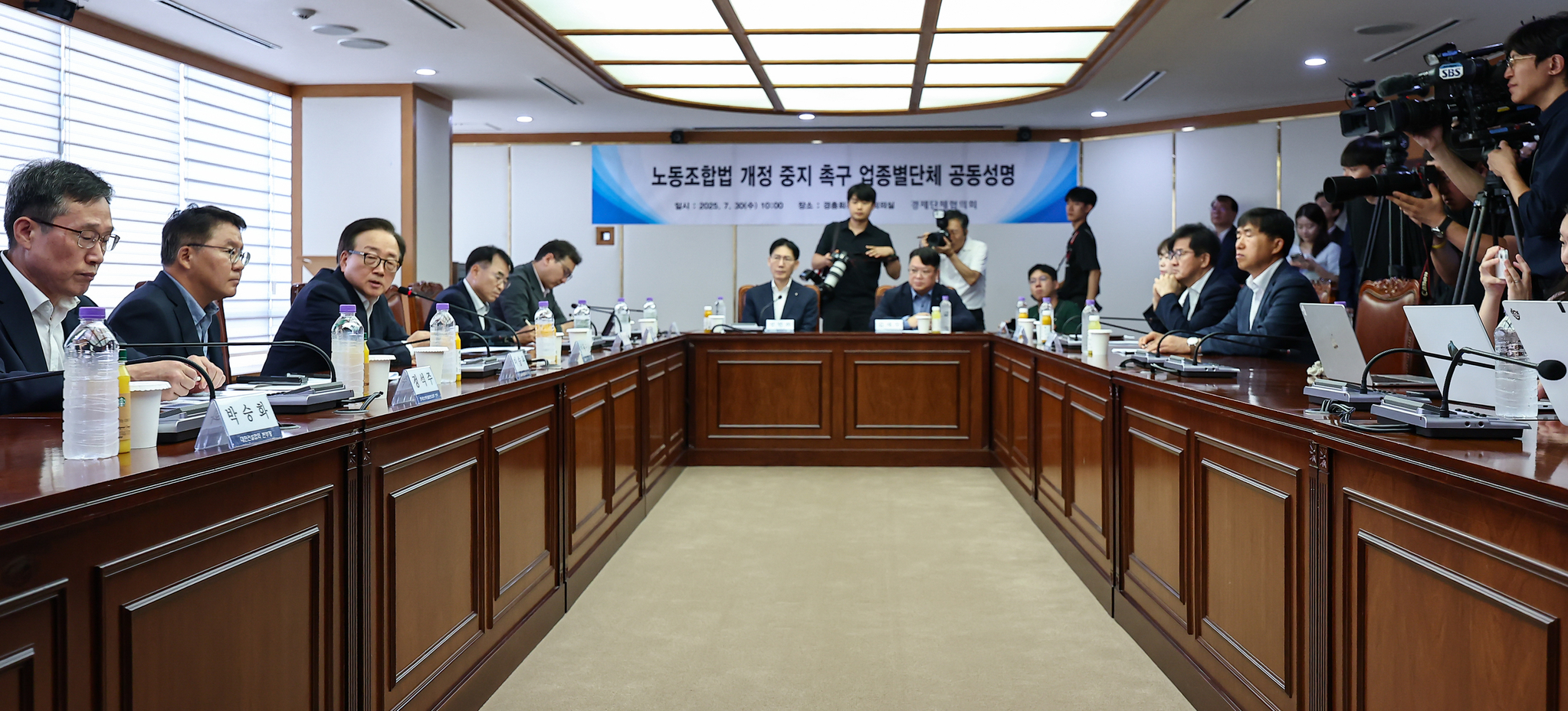 Lee Dong-geun, vice chairman of the Korea Enterprises Federation, answers questions from reporters after delivering a joint statement with industry associations calling for a halt to the revision of the "Yellow Envelope Bill" at the federation’s headquarters in Mapo District, western Seoul, on July 30. [NEWS1] 