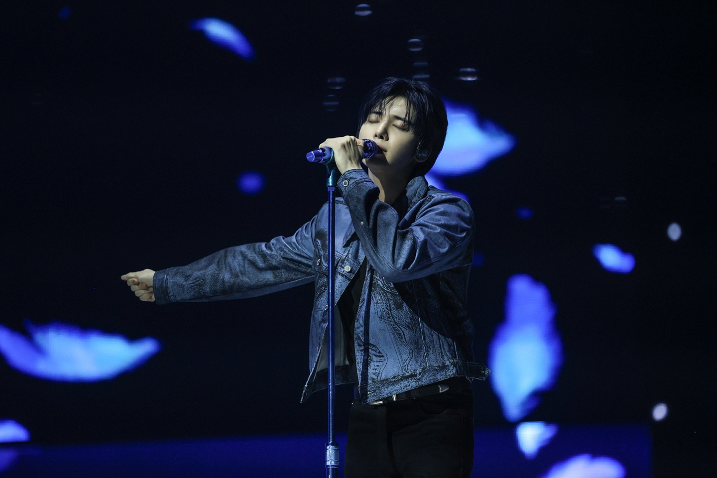 Boy band Tomorrow X Together's Taehyun performs during “Act: Tomorrow,” which kicked off with two shows at Gocheok Sky Dome in western Seoul on Aug. 22 and 23. [BIGHIT MUSIC]