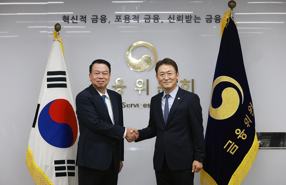 Kwon Dae-young, right, vice chairman of the Financial Services Commission, poses for a photo with Nguyen Duc Chi, left, Vietnam's deputy finance minister, at his office in Seoul, on Aug. 25. [YONHAP]