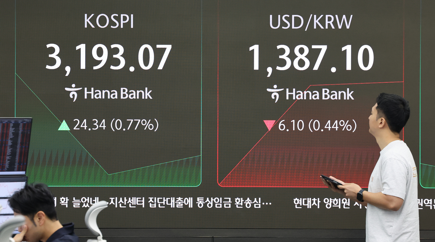 A screen in Hana Bank's trading room in central Seoul shows the Kospi opening on Aug. 25. [YONHAP]