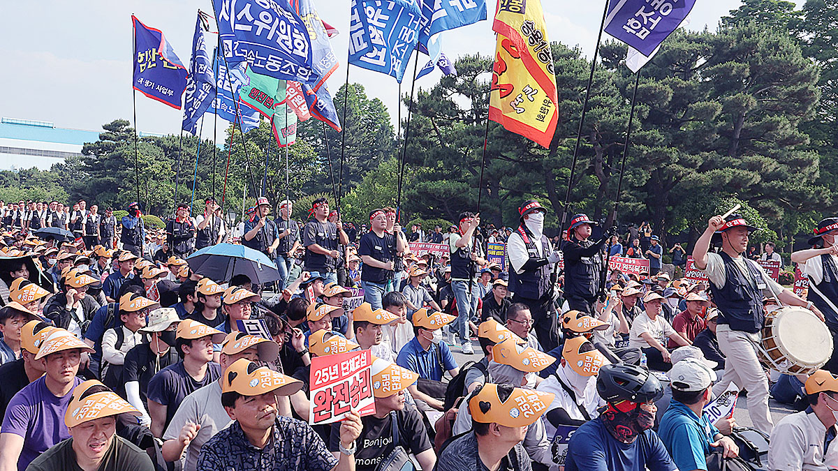 Union members protest during the launch of a rally for this year's collective bargaining with the company at Hyundai Motor Group's Ulsan plant on June 26. [YONHAP] 