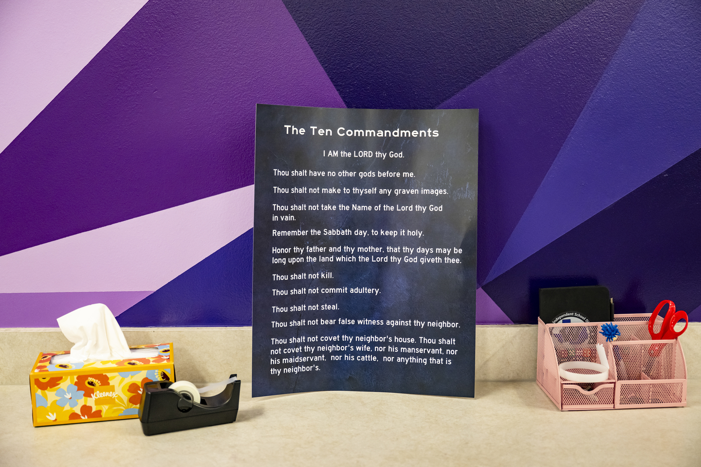  A poster of the Ten Commandments in a classroom in Willis, Texas, Aug. 13, 2025. A federal judge in Texas temporarily halted on Wednesday a state law that would have required the Ten Commandments to be visibly displayed in every public school classroom by Sept. 1. (Meridith Kohut/The New York Times)