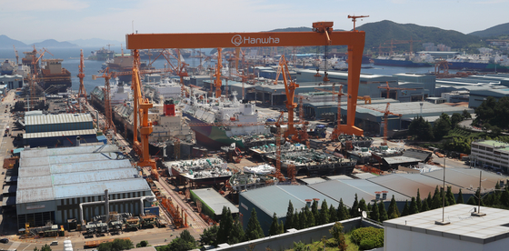 A large crane stands at Hanwha Ocean’s Geoje shipyard in Geoje, South Gyeongsang, on July 31. [NEWS1]