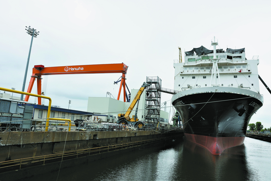 The final process of building a national security vessel is underway at Dock 5 of Hanwha Philly Shipyard in Philadelphia on July 16. [YONHAP]