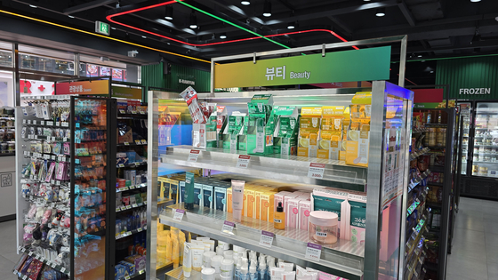 A 7-Eleven New Wave branch in Jongno District, central Seoul, on Aug. 21 features a cosmetics display at the entrance, unlike a typical branch. [NOH YU-RIM]