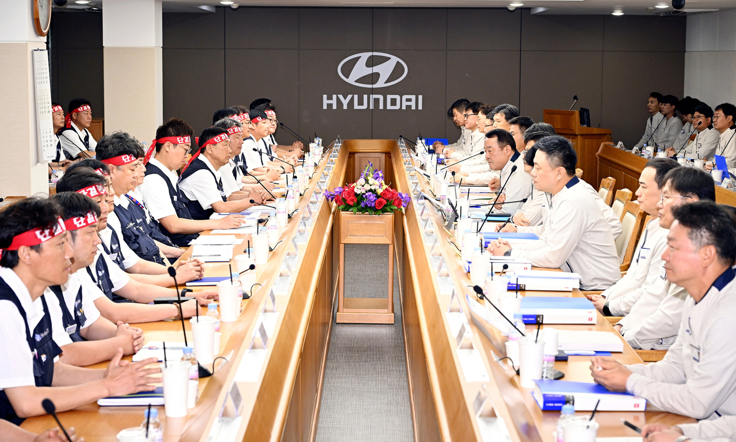 Members of the union and representatives of Hyundai Motor Group meet for discussions at the company's Ulsan plant on June 18. [HYUNDAI MOTOR GROUP] 